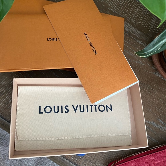 Scarlett Louis Vuitton zippy Wallet - Picture 5 of 11